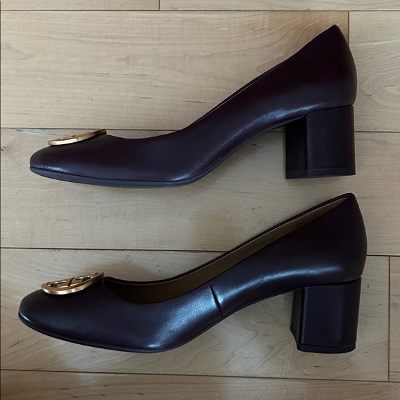 Tory Burch purple pumps with gold logo - Picture 6 of 11